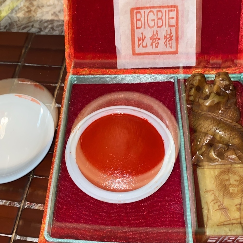 Vintage Chinese stone carved stamp and red ink wit porcelain dish. Original box. - Picture 2 of 6